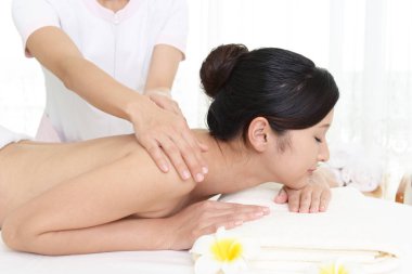 rahatlatıcı masaj spa salonda sırtında olan güzel bir kadın