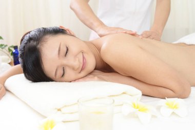 rahatlatıcı masaj spa salonda sırtında olan güzel bir kadın