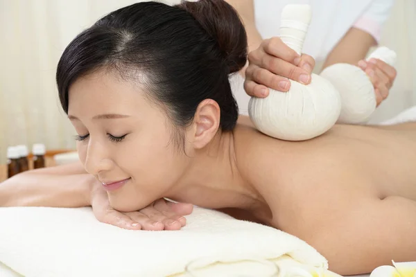 Mulher Recebendo Uma Massagem Corporal — Fotografia de Stock