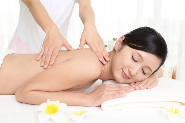 rahatlatıcı masaj spa salonda sırtında olan güzel bir kadın