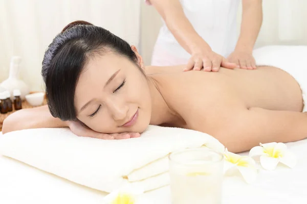 Bella Donna Avendo Massaggio Rilassante Sulla Schiena Nel Salone Spa — Foto Stock