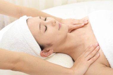 güzel bir kadın kapalı gözlerle masaj spa salonda alma