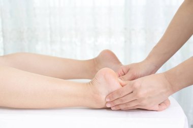 Yakın çekim Ayak masaj spa alanında alma