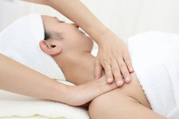 Mooie Vrouw Met Gesloten Ogen Krijgen Van Een Massage Spa — Stockfoto