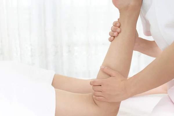 Mulher Tendo Massagem Relaxante Perna Salão Spa — Fotografia de Stock