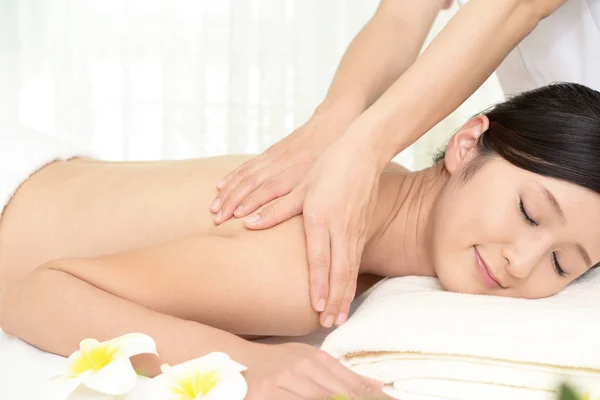 Mooie Vrouw Genieten Van Een Massage Een Kuuroord — Stockfoto