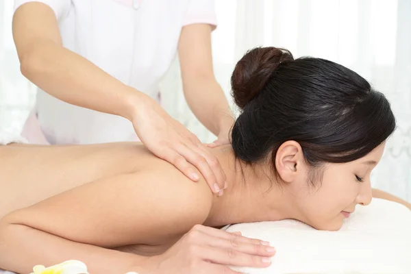 Belle Femme Bénéficiant Massage Dans Centre Spa — Photo