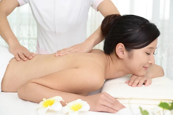 Mulher Bonita Desfrutando Uma Massagem Centro Spa — Fotografia de Stock