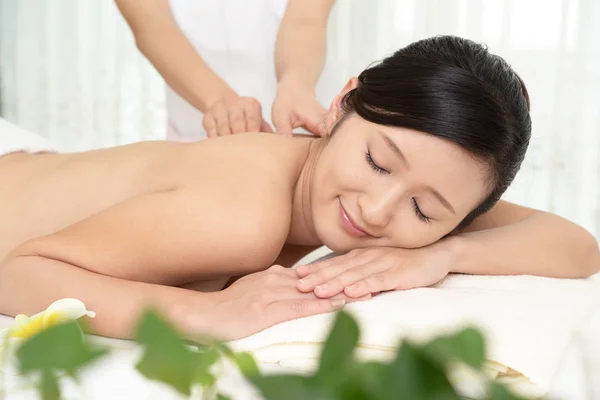 Mulher Bonita Desfrutando Uma Massagem Centro Spa — Fotografia de Stock