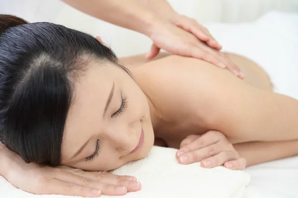 Schöne Frau Genießt Eine Massage Einem Wellness Center — Stockfoto