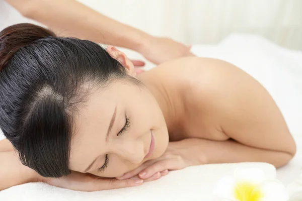 Mulher Bonita Desfrutando Uma Massagem Centro Spa — Fotografia de Stock