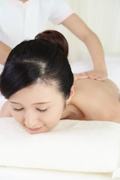Belle Femme Bénéficiant Massage Dans Centre Spa — Photo