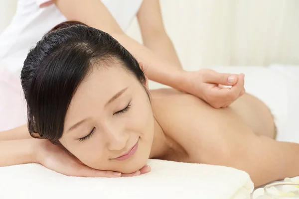 Vacker Kvinna Njuta Massage Ett Spa Center — Stockfoto