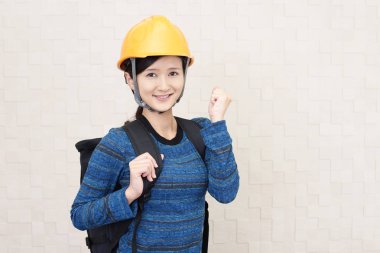 Doğal afet için hazırlanan kadın