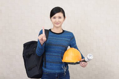 Kadın koruyucu bir kask ile.