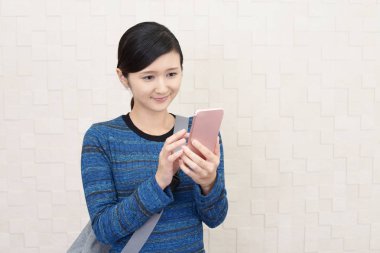 akıllı telefon arayan kadın