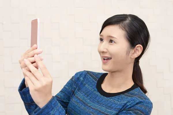 Mujer Mirando Teléfono Inteligente — Foto de Stock