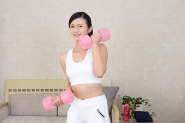 Güzel ince kadın dumbbells ile