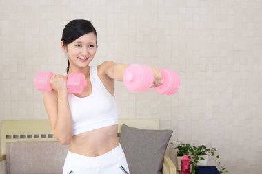 Güzel ince kadın dumbbells ile