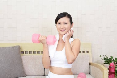 Güzel ince kadın dumbbell ile