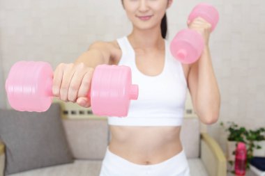 Güzel ince kadın dumbbells ile