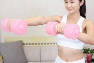 Güzel ince kadın dumbbells ile