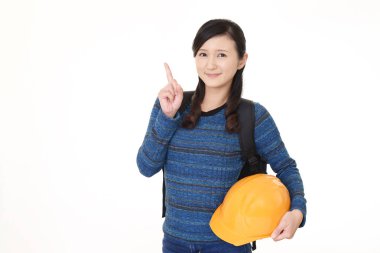 Kadın parmağıyla işaret ediyor.