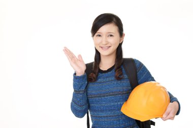 Kadın koruyucu bir kask ile.