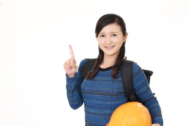 Kadın parmağıyla işaret ediyor.