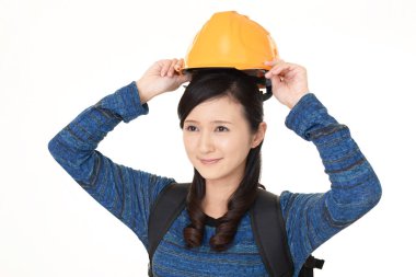 Kadın koruyucu bir kask ile.