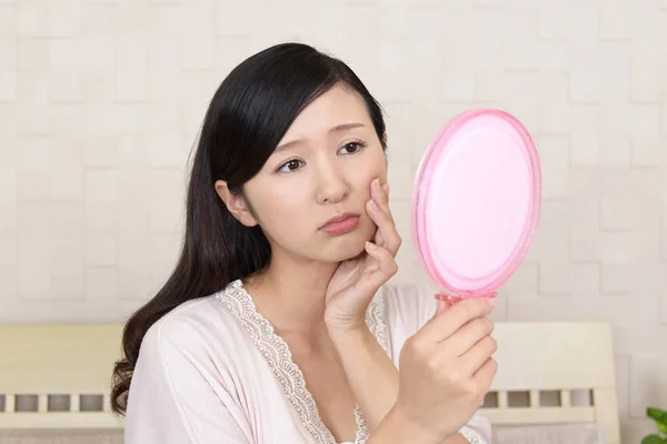 Woman Checking Wrinkles — Stock Photo, Image