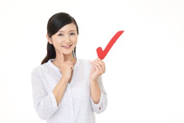 Bir onay işareti olan kadın