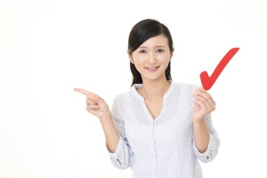 Bir onay işareti olan kadın