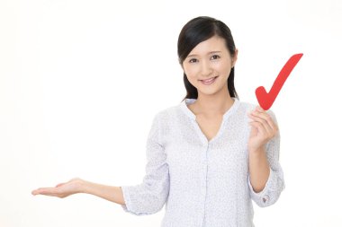 Bir onay işareti olan kadın