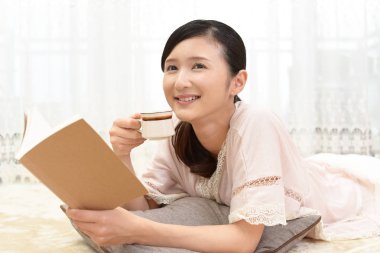 Kitap okuyan bir kadın.