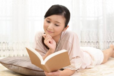 Kitap okuyan bir kadın.