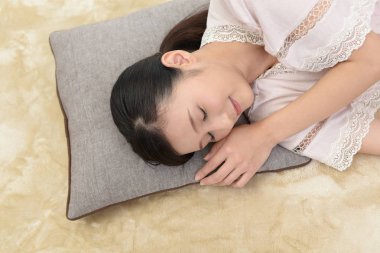 Güzel kadın yatak odasında uyuyor