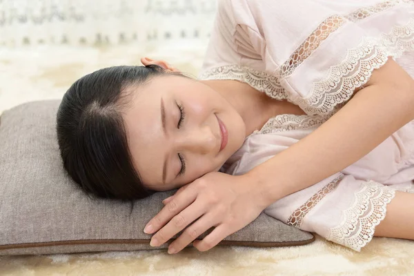 Hermosa Mujer Duerme Dormitorio — Foto de Stock