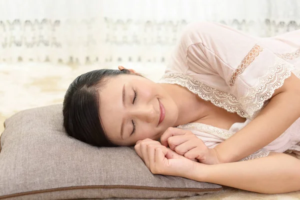 Mulher Bonita Dorme Quarto — Fotografia de Stock