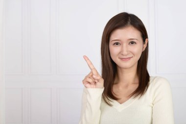 Kadın parmağıyla işaret ediyor.