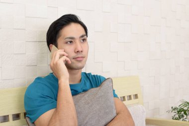 Bir akıllı telefonda konuşan adam