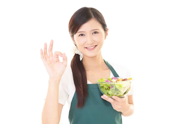 Frau Lächelt Mit Salat — Stockfoto