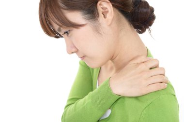 Omuz ağrısı olan bir kadın.