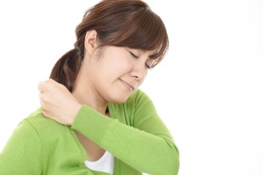 Omuz ağrısı olan bir kadın.