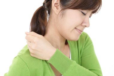 Omuz ağrısı olan bir kadın.