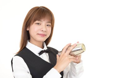 Beyaz arka plan üzerinde izole gülümseyen bir barmen