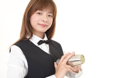 Beyaz arka plan üzerinde izole gülümseyen bir barmen