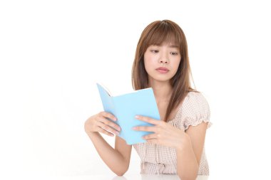 Kitap okuyan bir kadın.