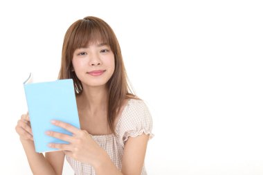 Kitap okuyan genç bir kadın.