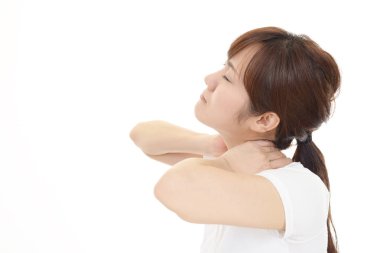 Omuz ağrısı olan bir kadın.